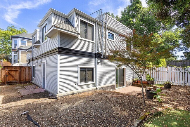 Building Photo - 1527 Verdi St