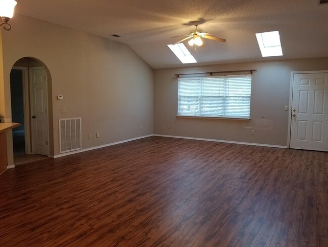 Building Photo - 18 Fairbrook Ln