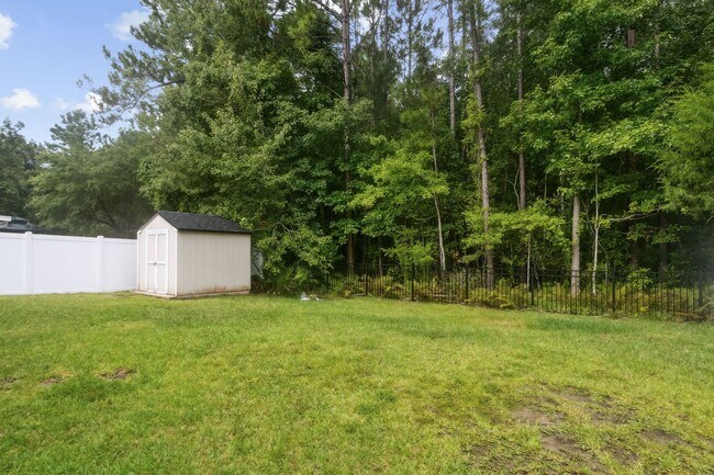 Building Photo - Newly Renovated 4 Bedroom!