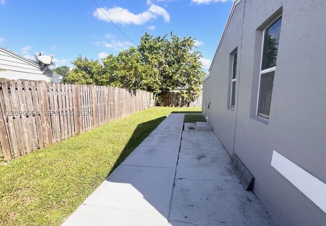 Building Photo - 1730 SW 64th Ave
