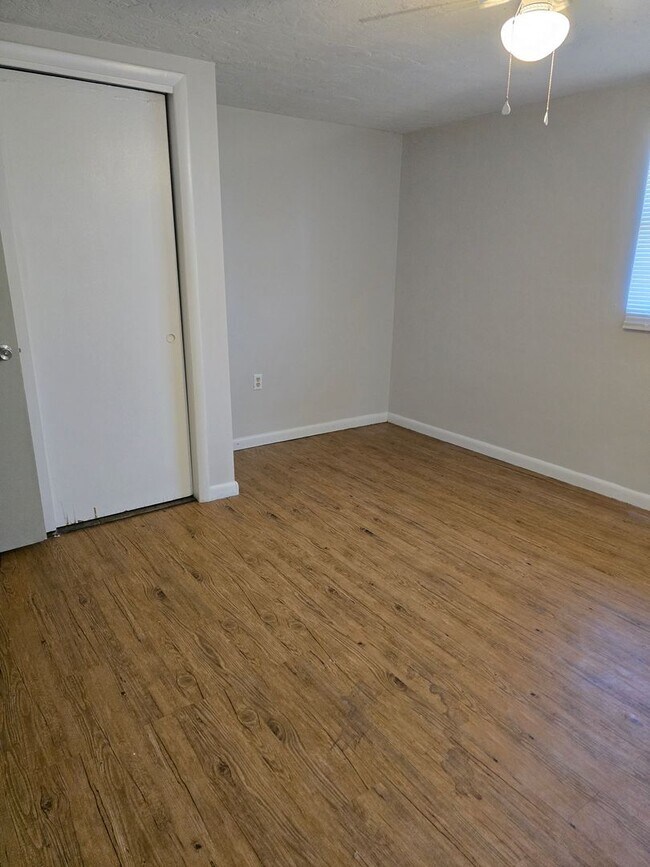 Building Photo - Adorable 2/1.5 in Beverly Hills!!!