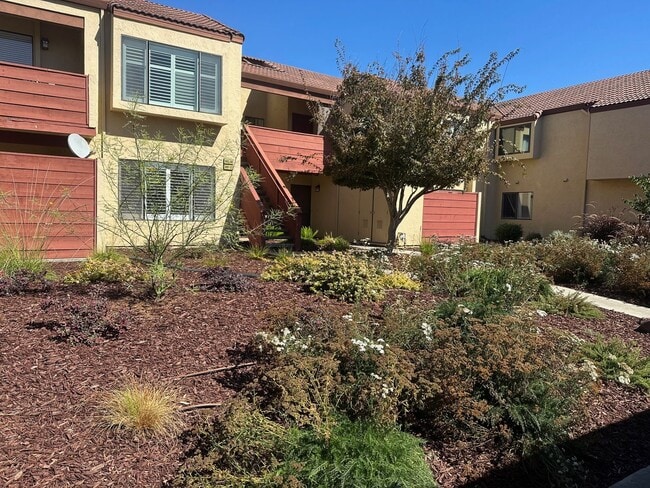 Building Photo - Updated 2-bed, 2-bath condo in Fremont’s N...