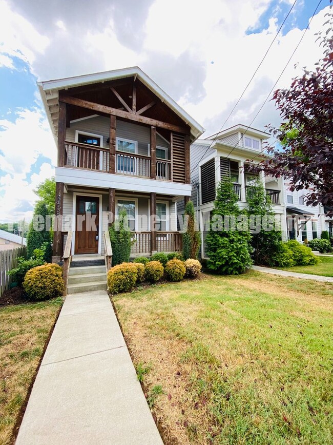 Building Photo - ** Move In Special ** Spacious Newer Built...