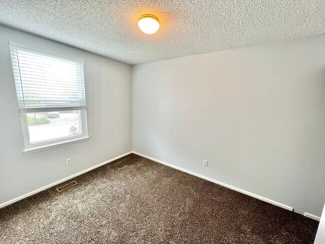 Building Photo - 3 bed, 1 bath Tri-level Home in Foxstone Neighborhood