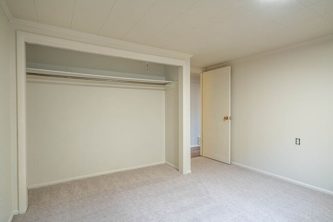 Building Photo - Spacious 2 Bed Basement Apartment