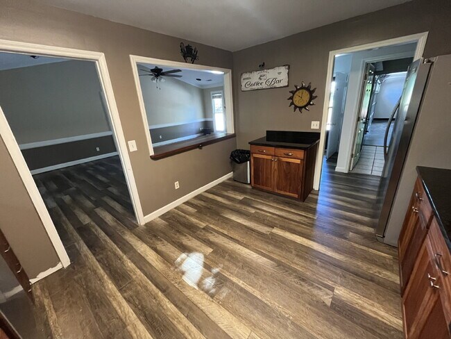 Building Photo - "Charming 3-Bedroom Retreat with Granite Elegance & Cozy Fireplace in Kernersville!"