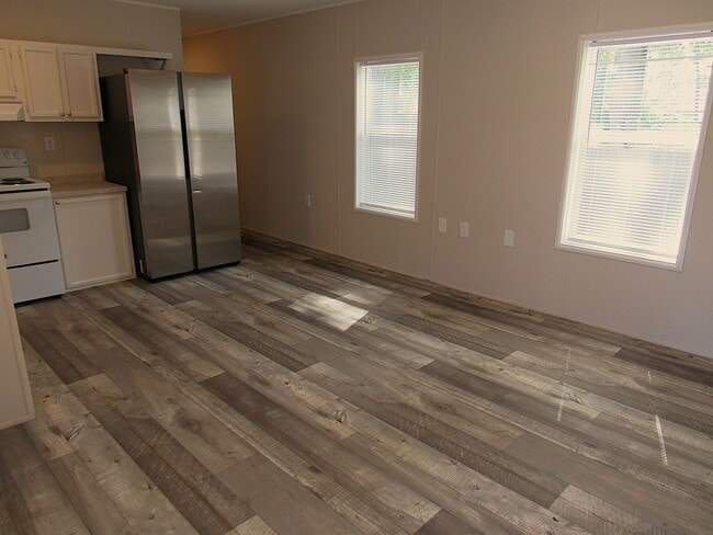 Building Photo - Conveniently Located Northeast Houston Are...