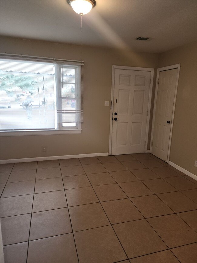 Building Photo - 508 Fraser Dr