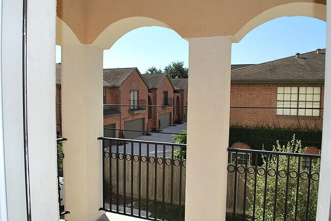 Building Photo - 5629 Dolores St