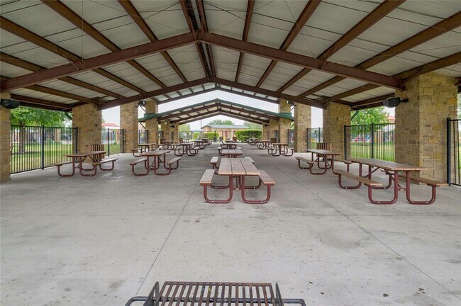 Building Photo - 524 Martha Dr