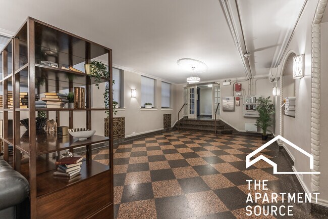 Building Photo - 827 W Lakeside Pl