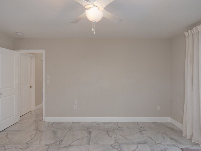 Building Photo - 153 Hourglass Dr