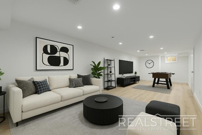 Building Photo - GIANT 3+ BED 3 BATH DUPLEX WITH BACKYARD I...