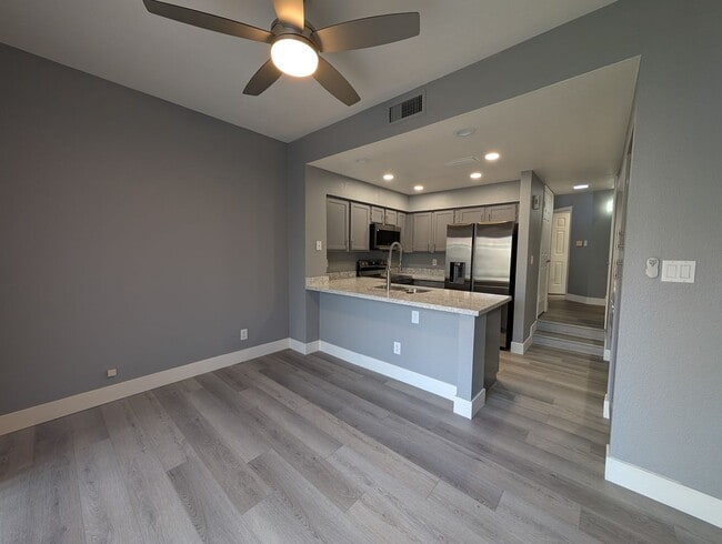 Building Photo - 2 Bedroom 2.5 Bath