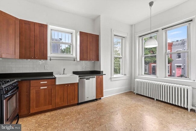 Building Photo - 320 6th St NE