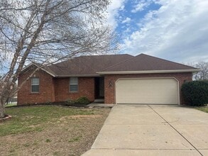 Building Photo - Wonderful Republic Home!