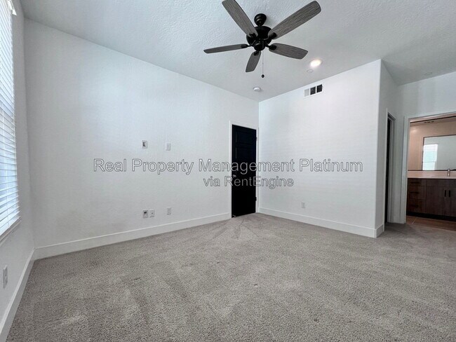 Building Photo - 10954 N Honeysuckle Dr