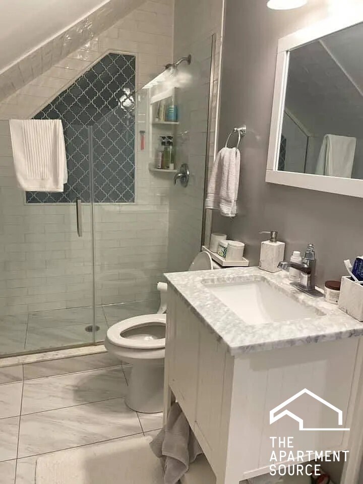 Building Photo - 2732 N Wilton Ave