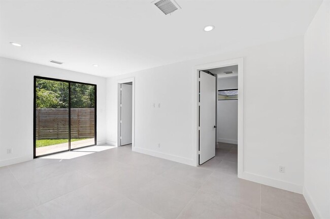 Building Photo - 10941 Bluebird Pl