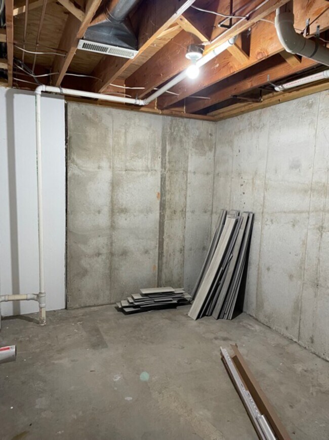 Building Photo - 400 block E Jackson