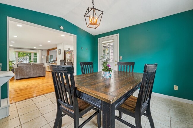 Building Photo - 44 Simsbury Manor Dr