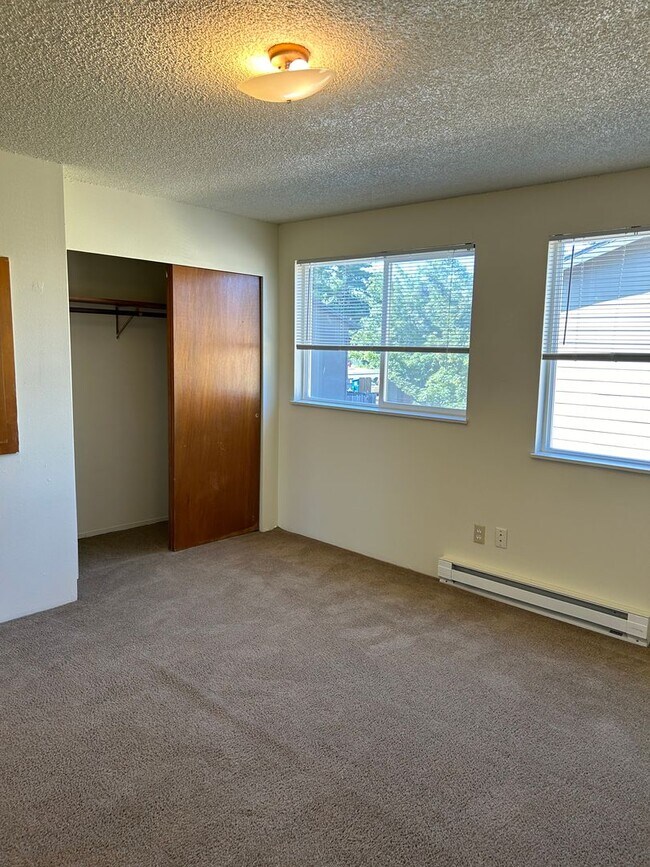 Building Photo - (749) Jackson Square - 2 Bedroom / 1.5 Bathroom Townhome – Albany