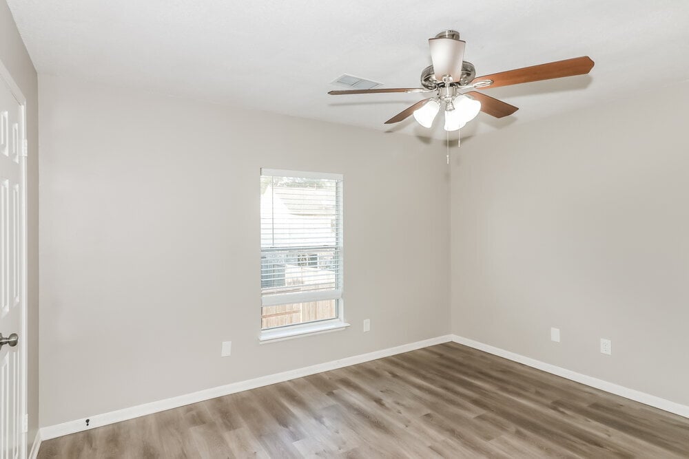 Building Photo - 18162 Holly Green Dr