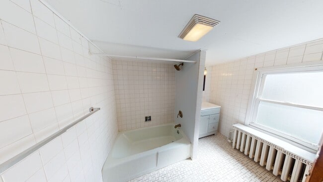 Building Photo - Spacious 2 Bed 1.5 Bath Home with Garage f...