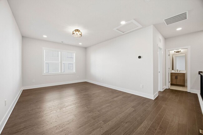 Building Photo - Walkable Lifetsyle in Westshore!