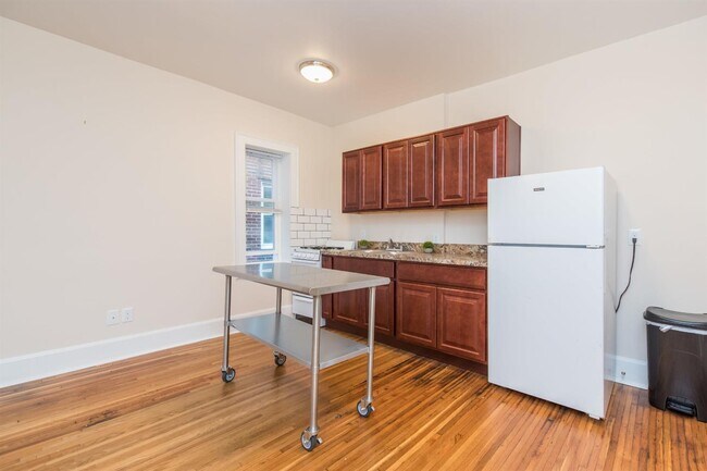 Building Photo - 265 Lyndhurst Pl