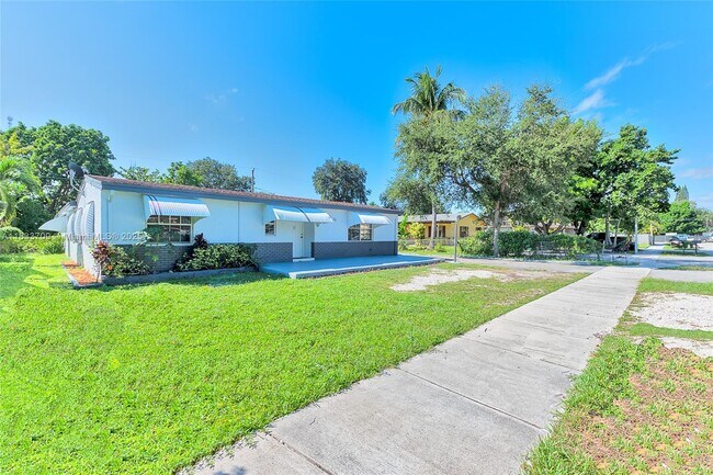 Building Photo - 6130 SW 32nd St