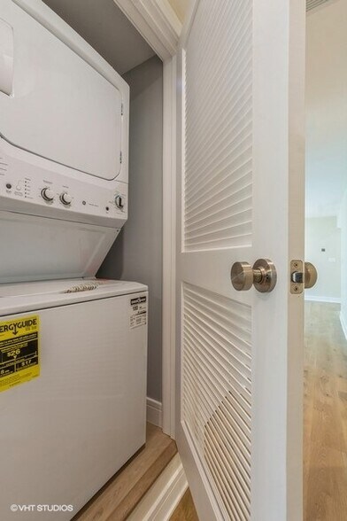 Building Photo - 7026 W Diversey Ave