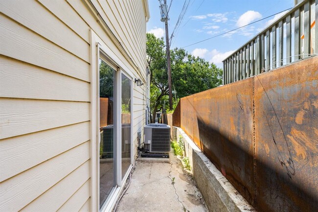 Building Photo - 812 Winflo Dr