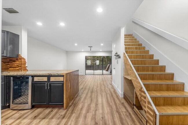 Building Photo - 850 Hill Dr