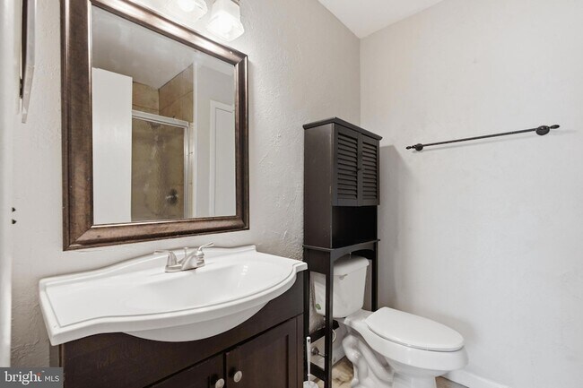 Building Photo - 321B Delancey Pl