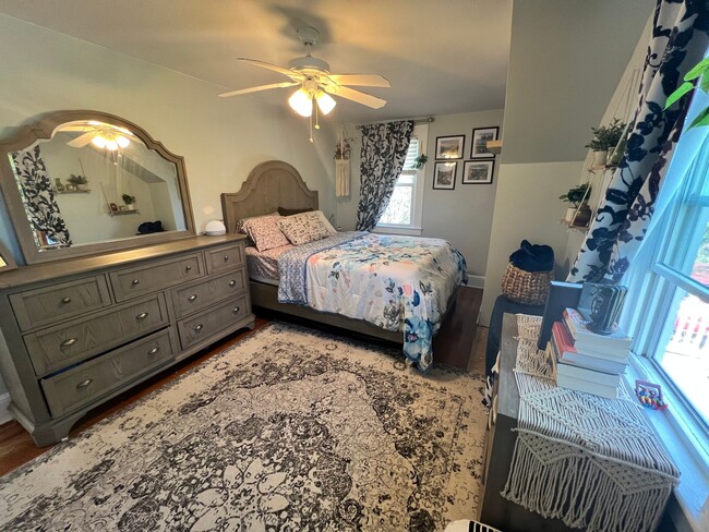 Building Photo - Terrific 3 Bed/1 Bath Colonial in Glen Cove!