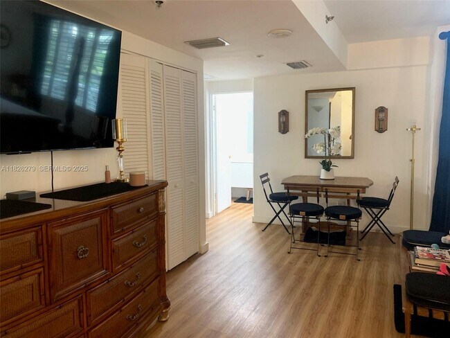 Building Photo - 100 Lincoln Rd