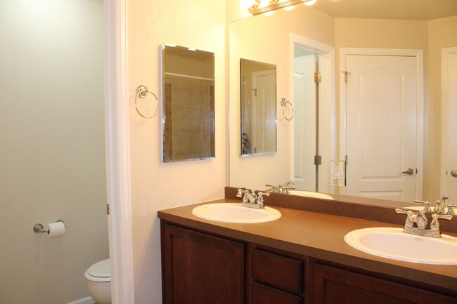 Building Photo - Beautiful 2 Bedroom Townhome