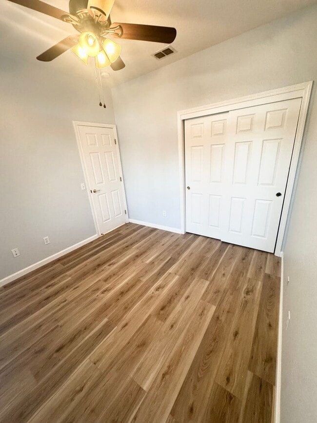 Building Photo - THREE BEDROOM TWO BATH SINGLE STORY HOME SEE VIDEO