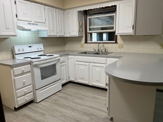 Building Photo - 3 Bedroom with 3 live areas + Office!