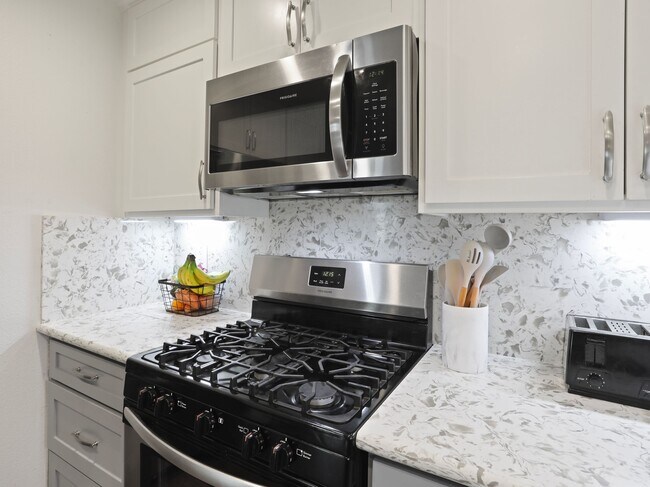 Building Photo - 1619 Carmel Cir W