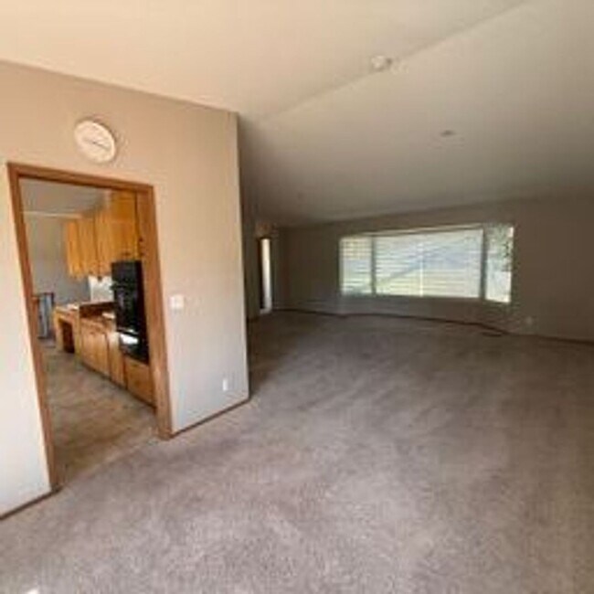 Building Photo - Beautiful home in highly desirable Bellevue neighborhood.