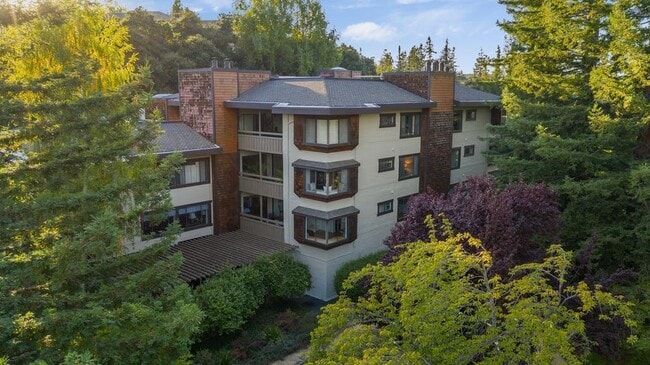 Building Photo - 1202 Sharon Park Dr
