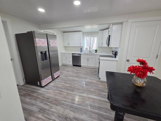 Building Photo - 152 N 200 W St