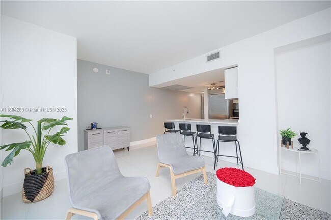 Building Photo - 1300 Brickell Bay Dr