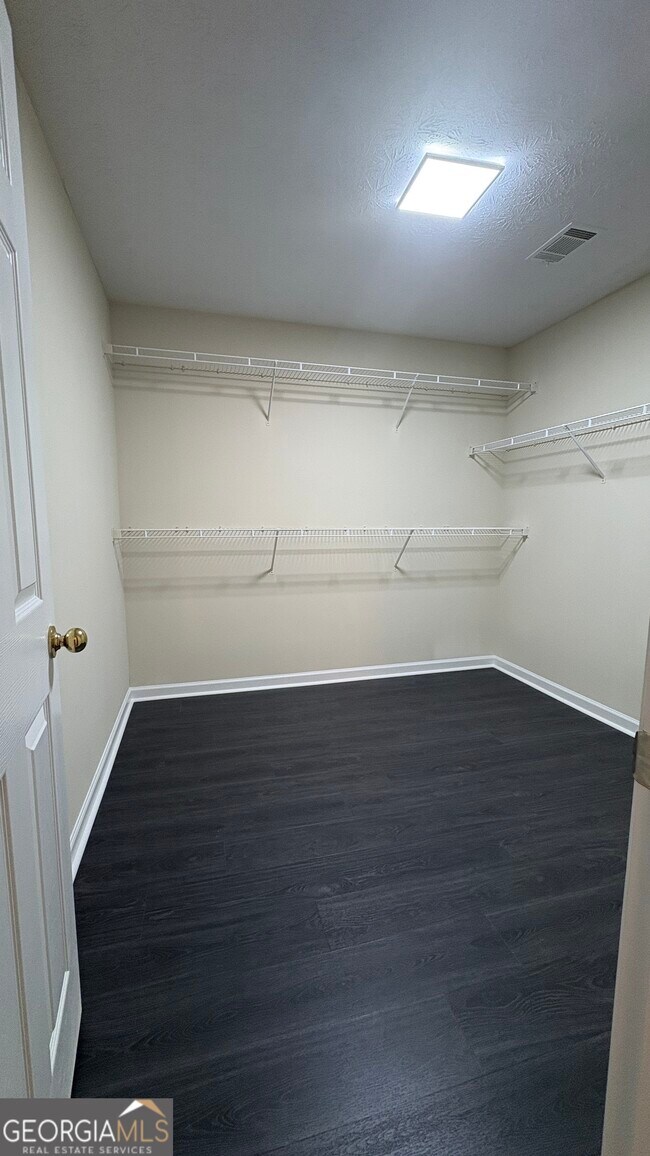 Building Photo - 2336 Pettit Dr