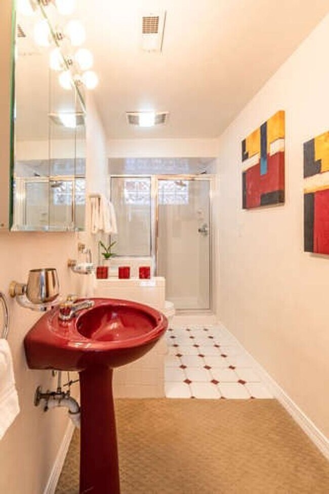 Building Photo - Online for roommate application ONLY