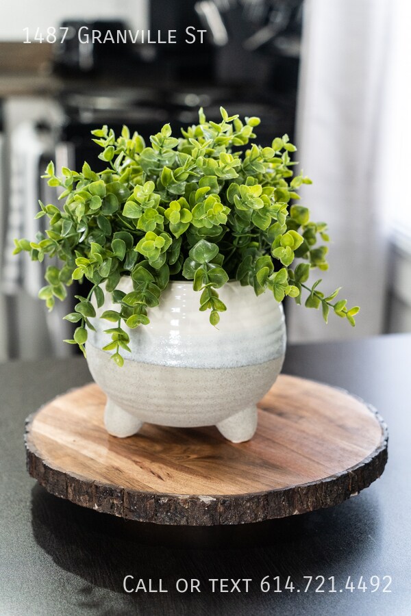 Building Photo - 1487 Granville St