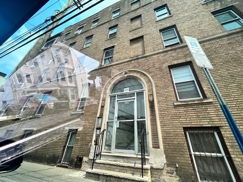326 Summit Ave 202 - 333 Summit Ave