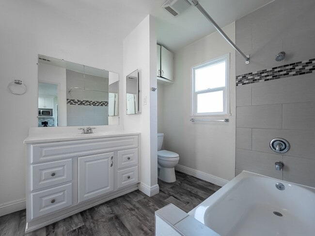 Building Photo - 3 Bed + Bonus Room | New Stainless Applian...
